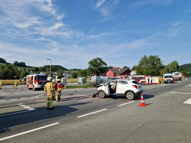 ür die Dauer der Rettungs- und Aufräumarbeiten musste die B-156 gesperrt werden.  | Foto: Freiwillige Feuerwehr Bergheim