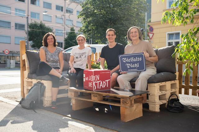 Eröffneten das neue Parklet vor der HOSI Salzburg: v.l.n.r.: Marlies Bodinger (Projektverantwortliche) und Barbara Mair (beide MA3 Soziales), Jonas Borchmann und Conny Felice von der HOSI Salzburg | Foto: Stadt Salzburg/Rocio Escabosa