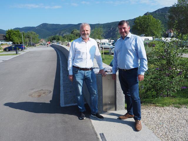 Bürgermeister Josef Wildam und Landtagsabgeordneter Josef Edlinger an der Mauer der Hochwasserschtzanlage in Rossatzbach.