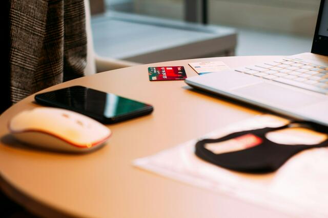 Derzeit sorgt angeblich eine IT-Störung bei Microsoft weltweit für Probleme und Ausfälle der Systeme an Flughäfen sowie bei Banken, Tankstellen, TV-Sendern und Notrufen. (Symbolfoto) | Foto: Ulvi Safari/Unsplash