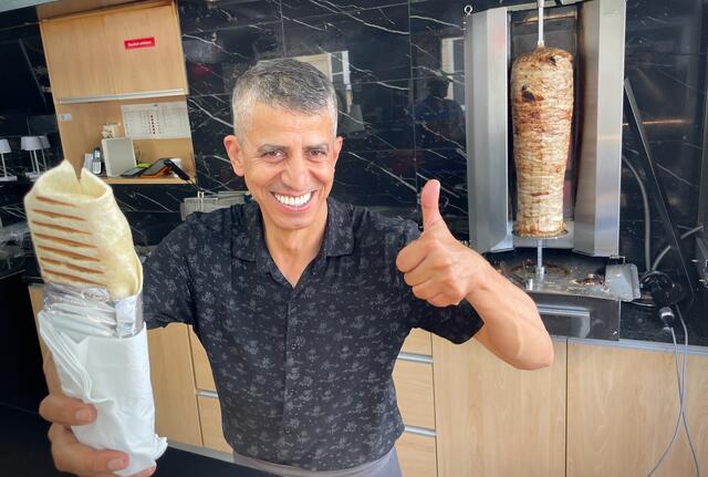 Der Klagenfurter Hosein Shaywani lässt sich in seinem Kebaplokal Istanbul 1 von der Hitze nicht unterkriegen. Trotz 50 Grad plus bleibt er positiv. | Foto: MeinBezirk.at