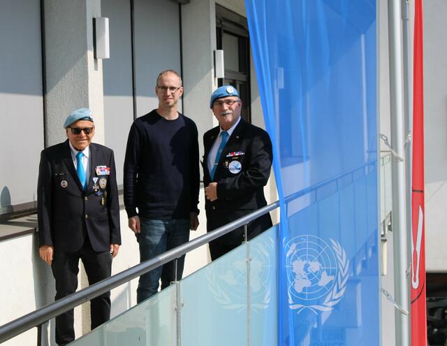 In Zirl zeigt man sich aufgeschlossen: Vizebgm. Lukas Kaufmann, flankiert von Gerhard Dujmovits (re.) und Franz Köfl mit  UN-Fahne am Zirler Amtsgebäude. | Foto: Peacekeeper/privat