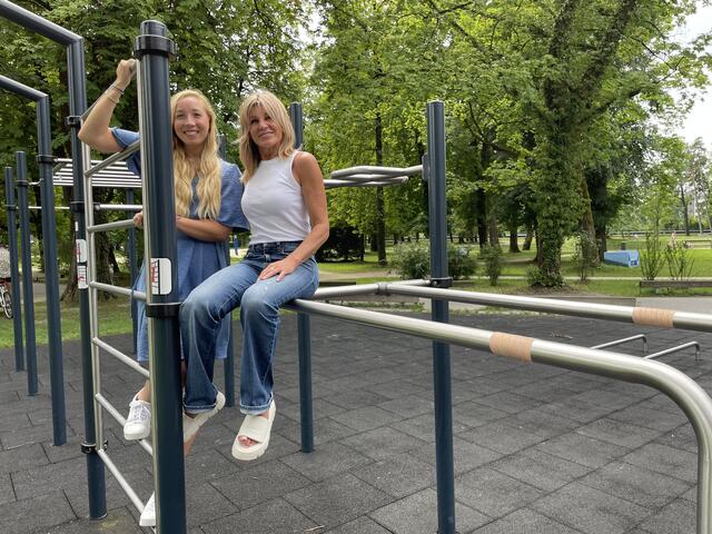 Calisthenics-Anlage im Volksgarten. Im Bild: Julia Zweimüller (links) und Sabine Pichler | Foto: Lisa Gold