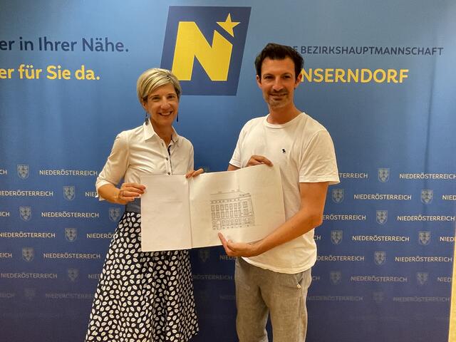 Bezirkshauptfrau Claudia Pfeiler-Blach und Bürgermeister von Gänserndorf, René Lobner. | Foto: Elisabeth Bendl