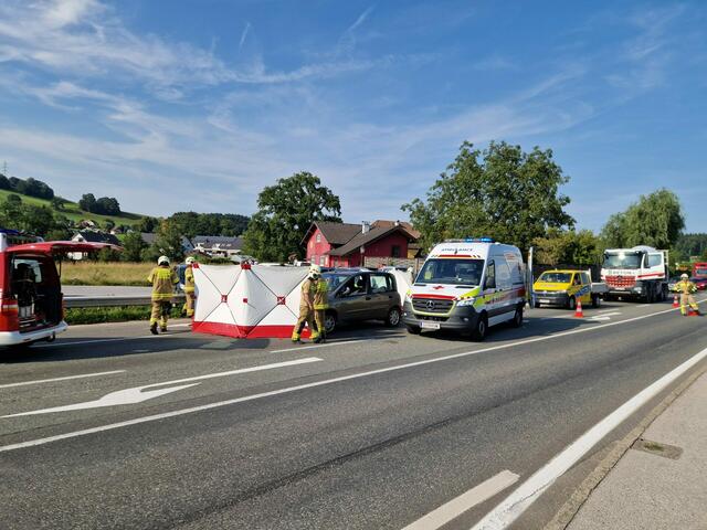 Ein der Motorradfahrer mit dem Pkw kollidiert war, wurde die Freiwillige Feuerwehr Bergheim alarmiert. Die Einsatzkräfte führten die Absicherungsmaßnahmen durch und errichteten den Sichtschutz für die Rettungskräfte. | Foto: Freiwillige Feuerwehr Bergheim