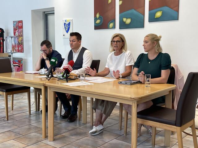 Die Brucker Opposition macht sich um die finanzielle Situation der Stadt große Sorgen, im Bild: Jürgen Klösch (KPÖ), Raphael Pensl (FPÖ), Susanne Kaltenegger (ÖVP) und Jacqueline Staber-Gossi (Grüne). | Foto: Kern