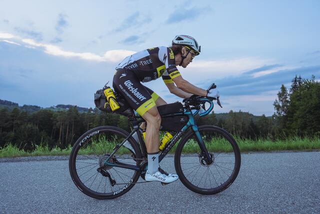 Am 21. Juli fällt der Startschuss zum Transcontinental Race, das Christoph Strasser wie auch alle seine Mitstreiterinnen und Mitstreiter ohne Betreuung von außen absolvieren müssen.  | Foto: Lex Karelly