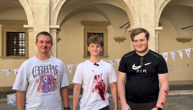 Schauspieler der vorgetäuschten Schlägerei | Foto: Julia Glajncer