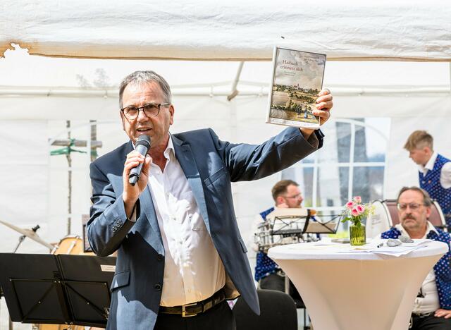 Horst Pühringer mit der Pfarrchronik "Haibach erinnert sich". | Foto: Pühringer