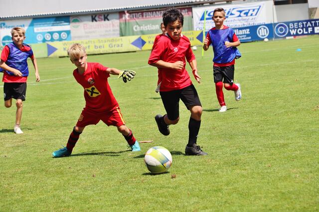 Für die U6 bis zur U13 stand eine Ferienwoche lang Fußball im Mittelpunkt. | Foto: Edith Ertl
