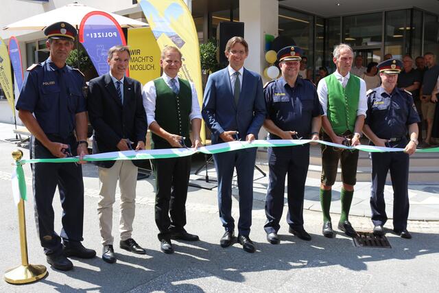 Kontrollinspektor Günther Zugriegel, Bürgermeister Karlheinz Schuster, Obmann der Raiffeisenbank Süd-Weststeiermark Friedrich Pauritsch, NAbg. Joachim Schnabel, Ministerialrat Manfred Zirnsack, Direktor Wolfgang Ruhri und Landespolizeidirektor Gerald Ortner (v.l.) bei der Eröffnung. | Foto: Löschnig