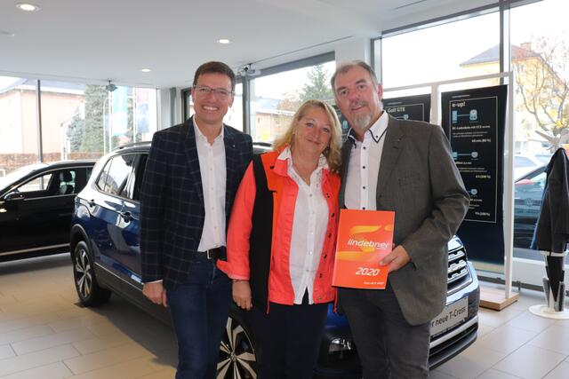 Ernst Kapeller (links) von Porsche Villach ist skeptisch. Bei ihm sind nach wie vor Verbrenner gefragt. | Foto: Bernhard Mairitsch