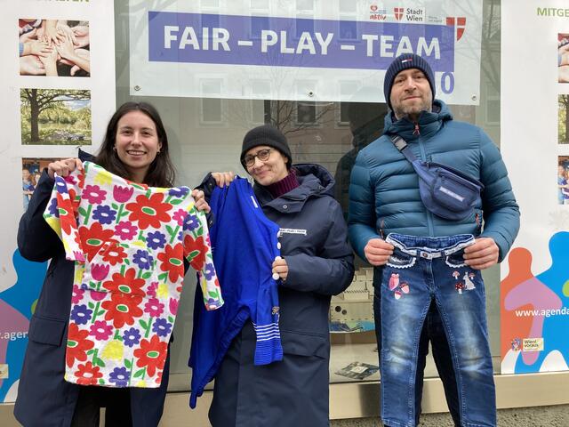 Auch Kleider kann man im Parklet vor der Bürgergasse 13 hinterlegen oder holen.  | Foto: Fair Play Team Favoriten