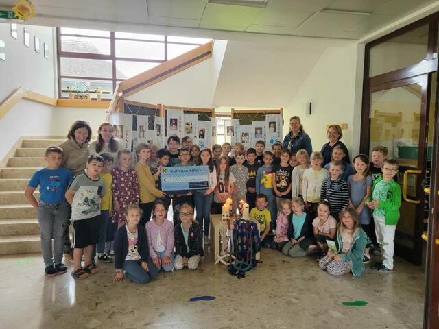 Schüler der 2. Klassen Volksschule mit Projektleiterin Maria Führer-Lettner, Heidrun Oswald, Klassenvorstand 2b, Direktorin Andrea Hager und Alexandra Furtner-Probst, Geschäftsführerin des KiSchu Innviertel. Nicht am Bild: Agnes Schatzl , Klassenvorständin der 2a. | Foto: VS Burgkirchen