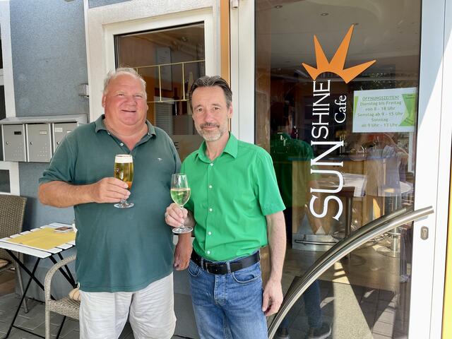 Peter Haselbacher und Hubert Edler stoßen auf eine gute Zukunft im Café Sunshine an. | Foto: Gady