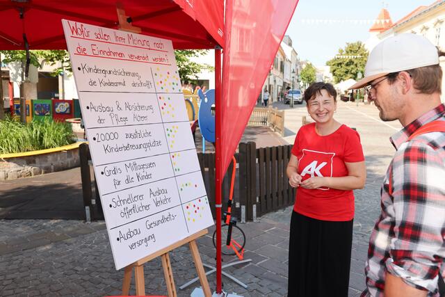 Passantinnen und Passanten wurden befragt.  | Foto: AKB
