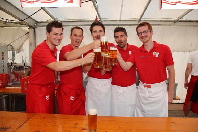 Bierschank: Michael, Marco, Alexander, Marco und Florian (v. l.).