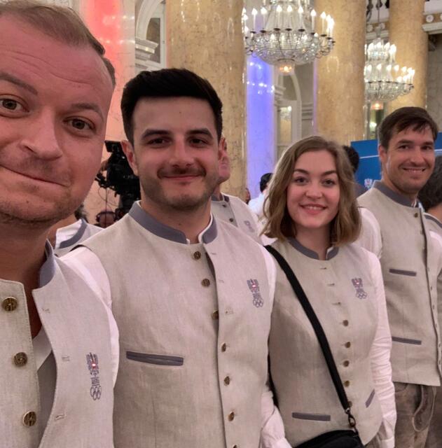 Selfie in der Hofburg kurz vor der Vereidigung und Verabschiedung. Alexander Schmirl, Andreas Thum (T), Nadine Ungerank (T) und Martin Strempfl (STMK). Alles Teamkollegen im Gewehr Bereich | Foto: Foto: Schmirl