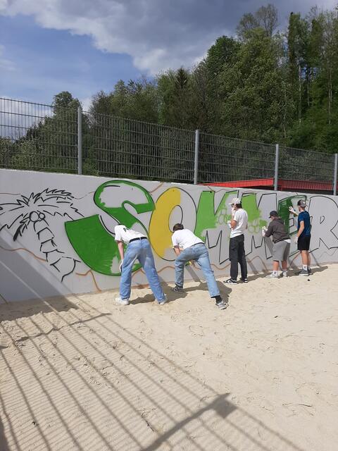 Kreatives Projekt: Die Gestaltung der Außenmauer im Trofaiacher Freibad. | Foto: Nicole Hüttenbrenner