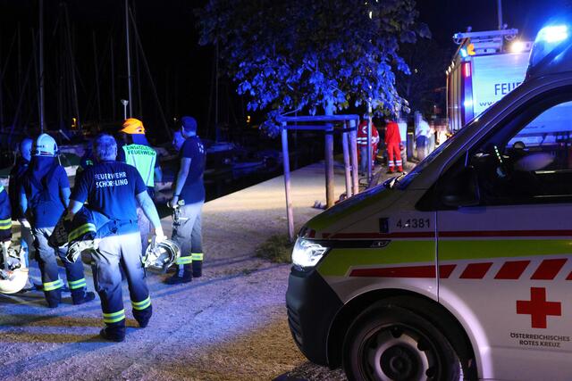 Die Einsatzkräfte wurden gegen 03:30 Uhr mit dem Einsatzbegriff "Personenrettung Gewässer" in den Hafenbereich des Attersees bei Schörfling am Attersee alarmiert.  | Foto: laumat.at/Matthias Lauber