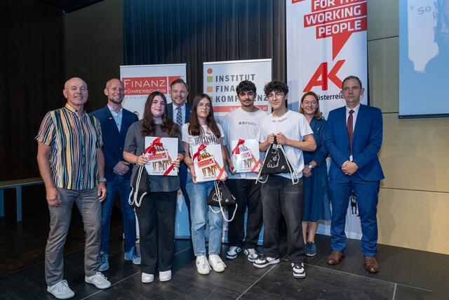Schüler der PTS Perg mit Lehrer Herbert Falkensteiner, Bundesrat Franz Ebner, Ulrike Weiß, Leiterin der Abteilung Konsumentenschutz der Arbeiterkammer OÖ, Schulqualitätsmanager Julian Schreibmüller und Johannes Kletzl, designierter Geschäftsführer der Schuldnerhilfe OÖ. | Foto: Land OÖ/Andreas Krenn