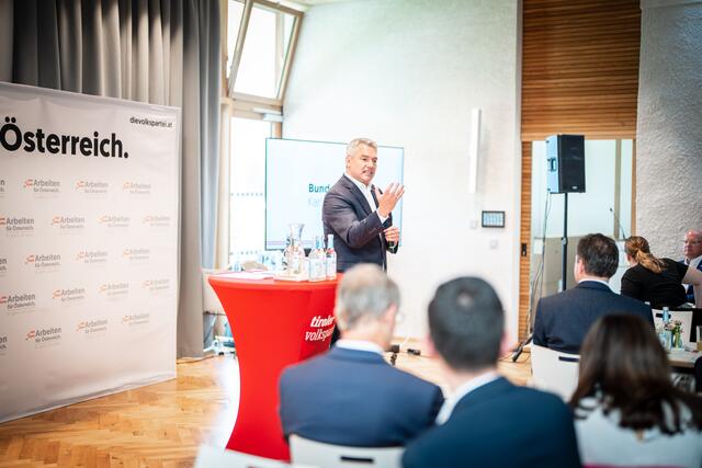 Bundeskanzler Karl Nehammer war zu Besuch in Tirol. | Foto: Fettinger/Fitsch