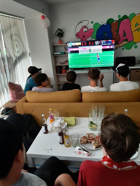 Die EM-Spiele schauten die Jugendlichen auch gerne gemeinsam.  | Foto: Nicole Hüttenbrenner