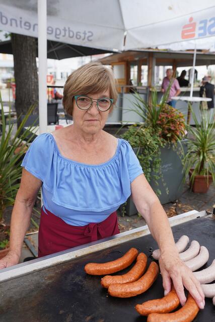 Magdalena Schicker bereitete frische Bratwürste zu.