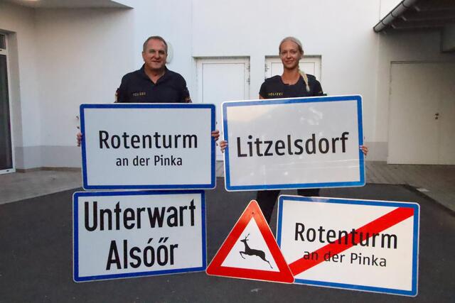 Dietmar Knopf und Jana Krammer von der Polizeiinspektion Stegersbach mit den im Bezirk Oberwart gestohlenen Ortstafeln. | Foto: Martin Wurglits