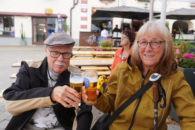 Richard und Elfriede Steininger genossen ein kühles Bier.