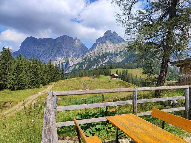 auf der gemütlichen Terasse hat man die Berge schön vor sich... | Foto: I.Wozonig