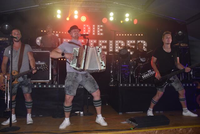 "Die Südsteirer" gaben Freitagnacht Gas beim Waldfest. | Foto: Michael Strini