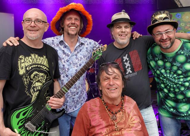 Die österreichische Band Mantra Steel eröffnete das große Fest für den Weltfrieden. Hier im Bild von links nach rechts: Harry Weber, Helmut Budaker aus Thalheim bei Wels, Tom Meyer, Helmut Pürstinger mit Gastgeber/Mundmaler/ Musiker Paulus Ploier. | Foto: www.wendling.cc