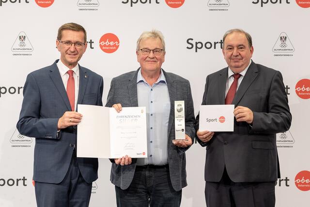 Hannes Pröll aus Allerheiligen (Mitte) mit Landesrat Markus Achleitner (links) sowie Präsident Erich Haider, aktuell Vorsitzender der Landessportorganisation. | Foto: Land OÖ/Margot Haag