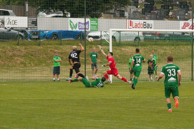 Goalie Zöttl konnte diese Torchance von Zsolt (Stegersbach) gerade noch vereiteln (28.)