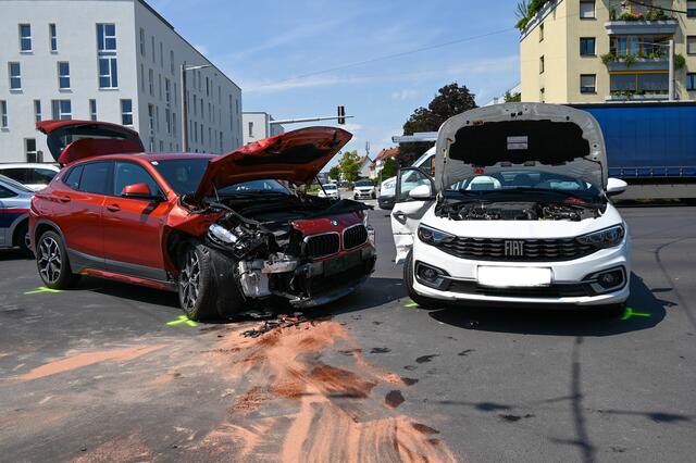 Aus noch unbekannten Gründen krachten zwei Fahrzeuge auf einer Kreuzung in Traun zusammen.  | Foto: Fotokerschi.at/Amato Gabriel