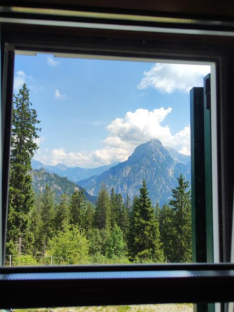 bei jedem Fensterblick zeigen sich herrliche Berge...  | Foto: I.Wozonig