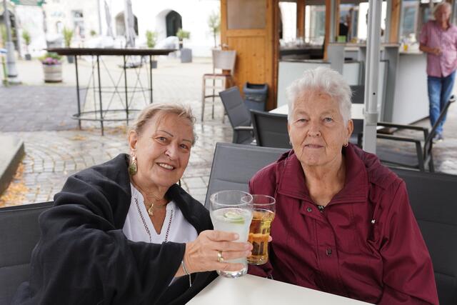 Gabriela Lhotka stieß mit Johanna Rhuby an. 