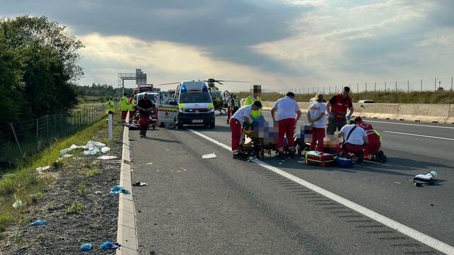 Mehrere Rettungs- und Notarztteams kümmerten sich um alle beteiligten Personen. | Foto: DOKU-NÖ