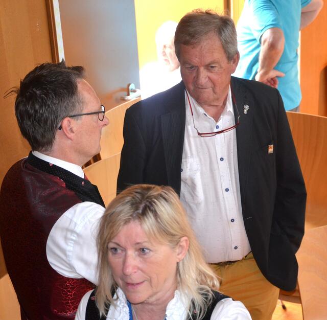 Michael Maier im Gespräch mit Toni Schaubach, vorne: Ingeborg Fritzer