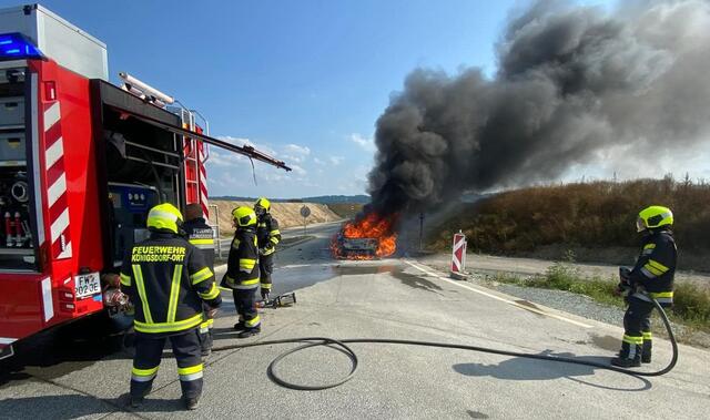 Der Wagen, aus dem während der Fahrt plötzlich Flammen geschlagen waren, brannte bei der Ausfahrt vom Kreisverkehr Königsdorf aus. | Foto: Feuerwehr Königsdorf-Ort