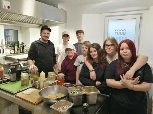 Gemeinsames Kochen jeden Freitag mit Gemüsekisterl: Prost Mahlzeit! | Foto: Nicole Hüttenbrenner