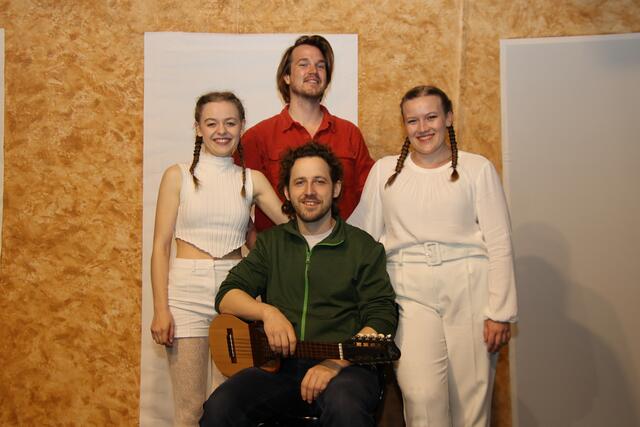 Der Künstler mit dem "M.E.E.T."-Ensemble im Kleinen Theater.