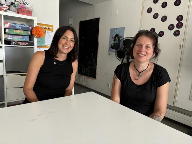 Nicole Hüttenbrenner (l.) und Claudia Schaffer haben immer ein offenes Ohr und gestalten mit den Jugendlichen tolle Projekte.  | Foto: Laura Jung