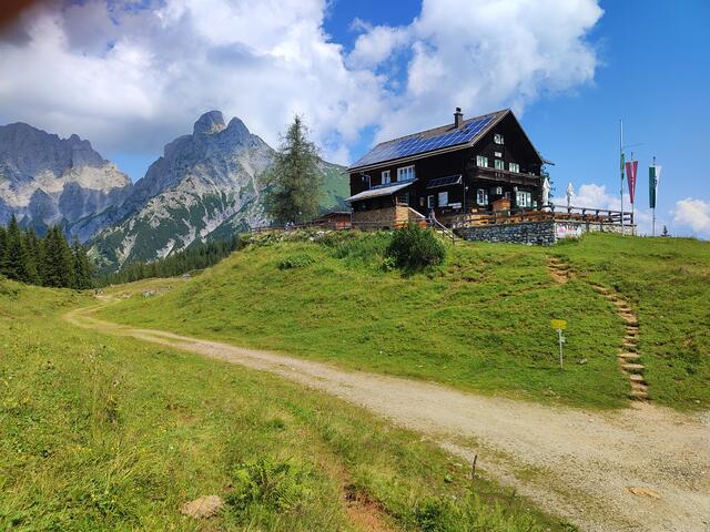 die Hütte liegt im eindrucksvollen Gesäuse... | Foto: I.Wozonig
