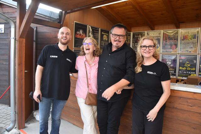 Familienfoto: Werner Auer mit seiner Sabine und deren Schwester und Schwager