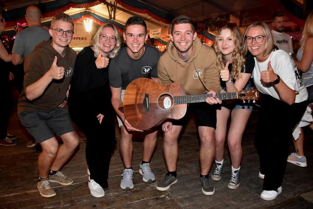 Oimara, DeSchoWieda und Music Linked ließen Zelt erbeben. Bild: Music Linked, Fabian und Philipp Wurzer aus Waldhausen,  mit Fans. | Foto: Zinterhof