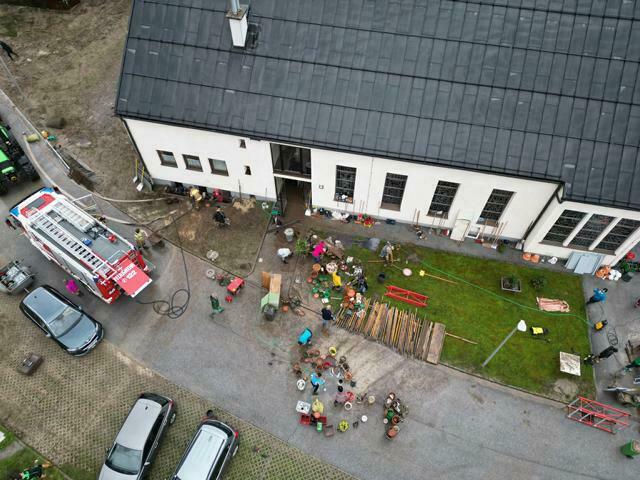 Einsatzkräfte leisten Hilfe bei einem Gewerbebetrieb. | Foto: Freiwillige Feuerwehr Annaberg-Lungötz