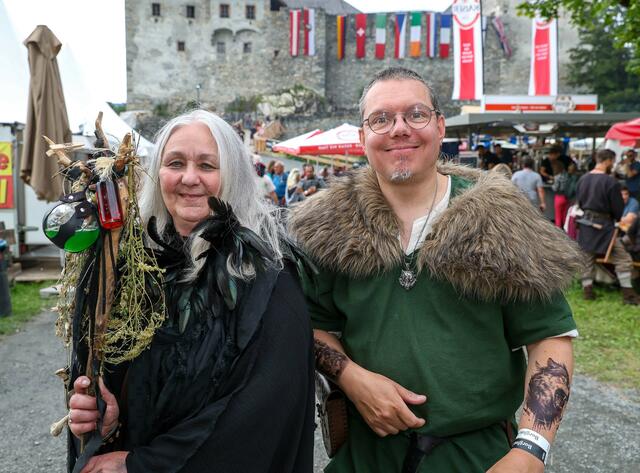 Kräuterhexe Helga mit Wikinger Michael.
