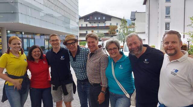 Die Darsteller der Heimatbühne Kirchdorf bei den Tiroler Volksschauspielen in Telfs mit den beiden Schauspielstars Gregor Bloéb und Tobias Moretti (Mitte)  | Foto: Heimatbühne Kirchdorf